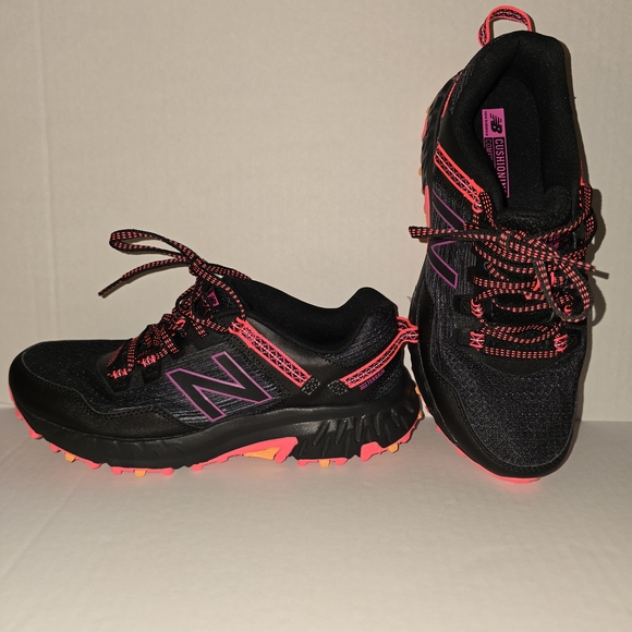 New Balance 410 Trail - Black / Pink Sneakers - Picture 7 of 8